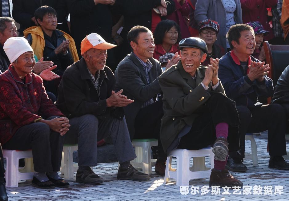 3.文艺进村   杨廷华摄