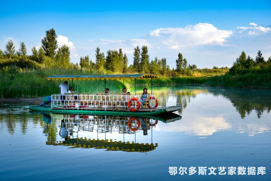 小船行驶水中央 杨凤荣 13948870309