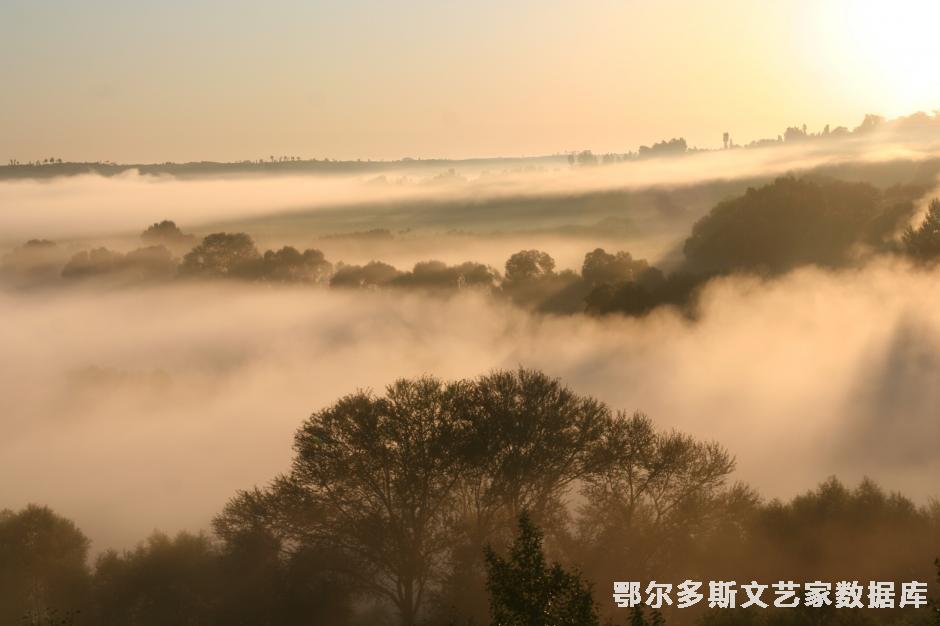 作品名称：云蒸霞蔚 摄影者：巴特尔 在“奇格杯”鄂尔多斯风采摄影比赛中荣获三等奖。15047738406( (4)