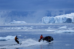 南极人类首次冲浪