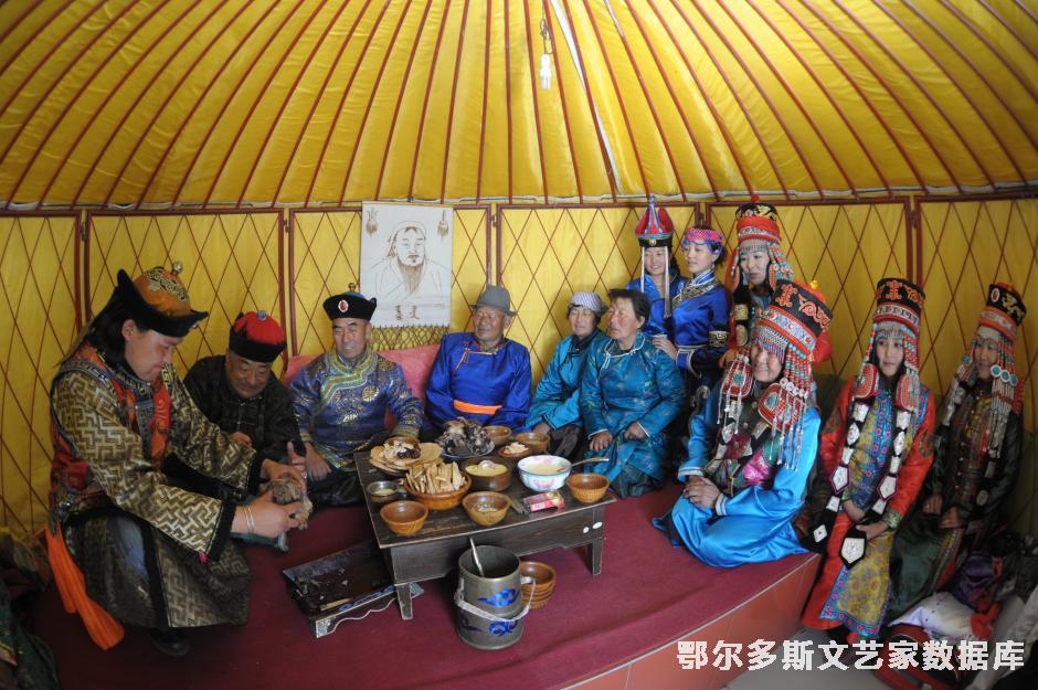 鄂尔多婚礼之一新郎卸羊脖子 (2)2009年“广电人的视角”全区摄影比赛中获三等奖