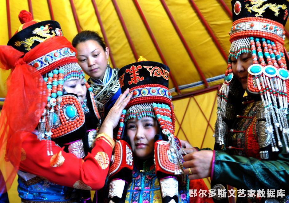 鄂尔多斯婚礼之一出嫁前的新娘2009年“广电人的视角”全区摄影比赛中获三等奖