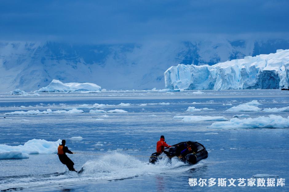南极人类首次冲浪