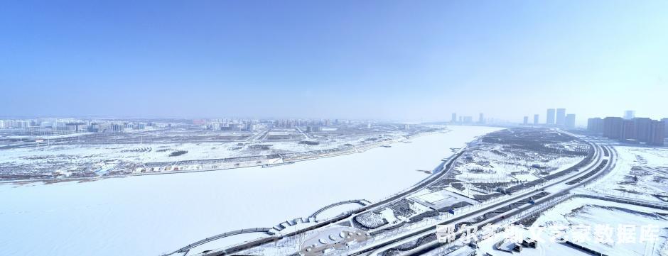 冰雪湖畔：呼格吉勒图摄_副本