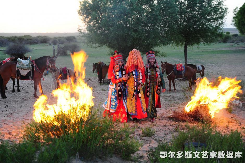 鄂尔多斯婚礼之一新娘过火堆2009年“广电人的视角”全区摄影比赛中获三等奖
