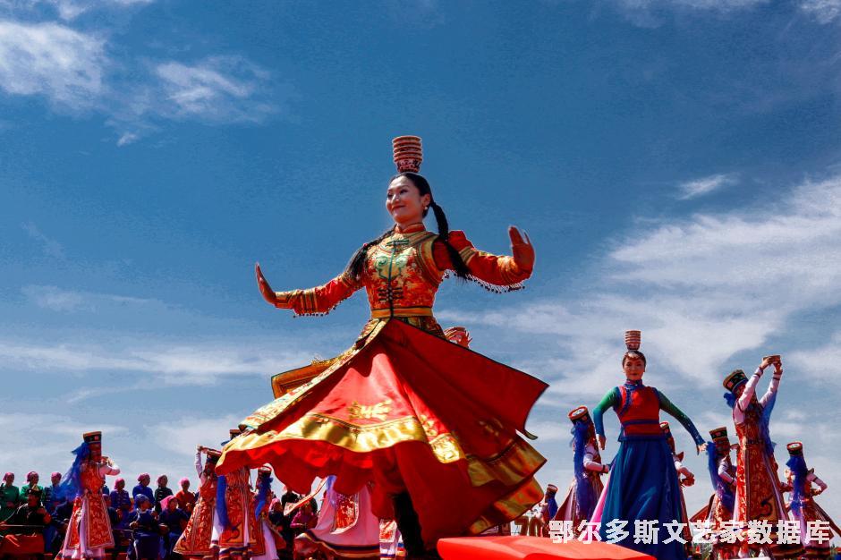 鄂尔多斯蒙古族顶碗舞——（用图必署名侵权必究，记得劳动报酬）；郝常明摄；13947718258；鄂尔多斯市鄂托克旗融媒体中心；邮编；016100