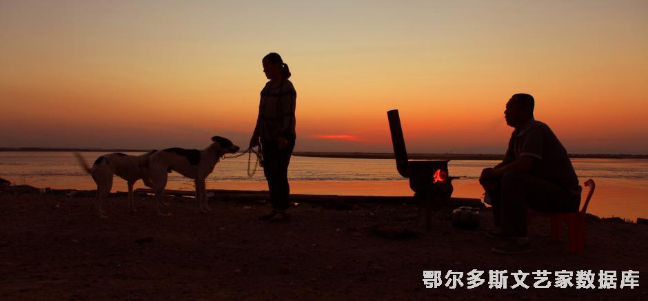 6.河畔人家  杨廷华摄