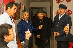 福利院里比年龄