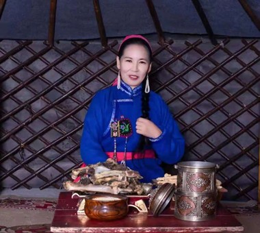 苏雅拉其其格